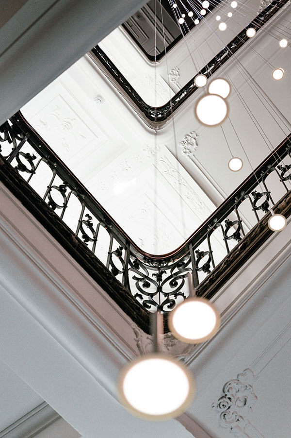 Proptech Blick in ein hell beleuchtetes Treppenhaus